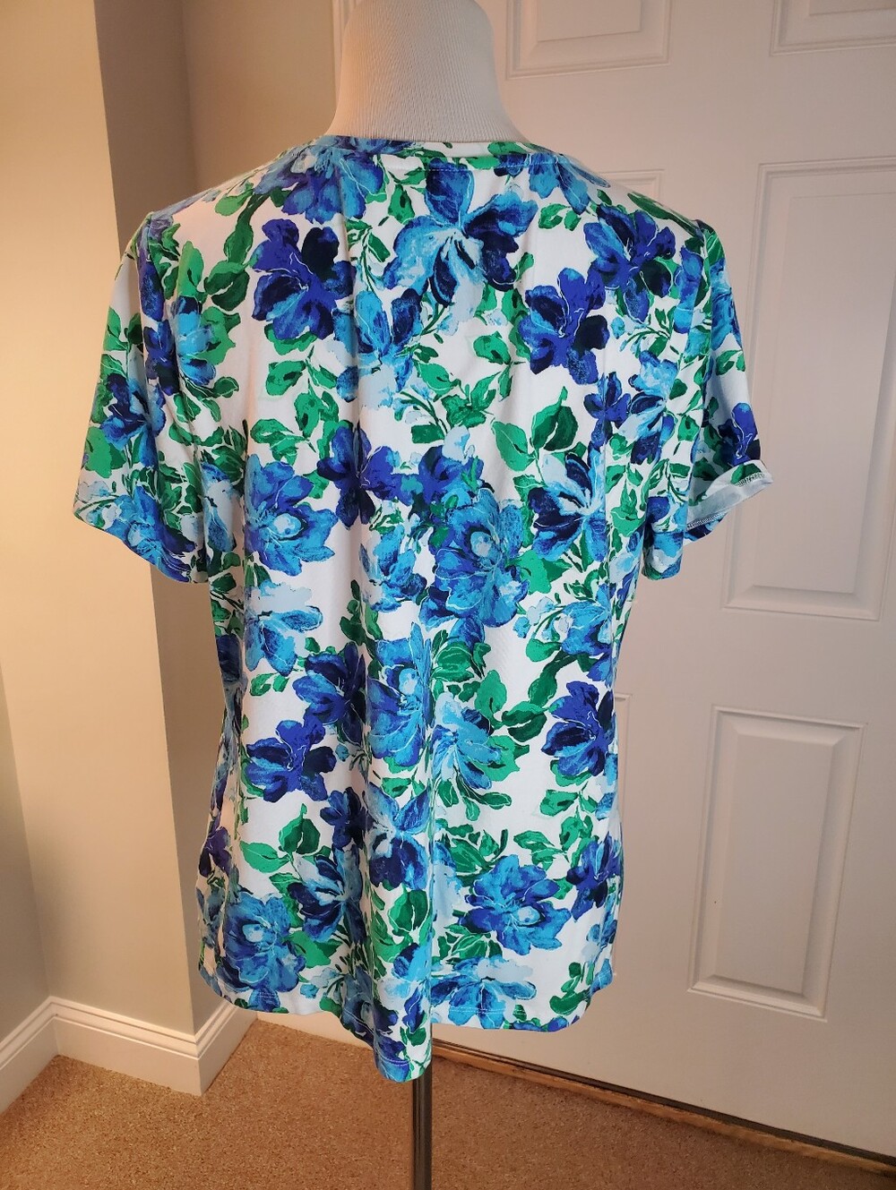 Isaac Mizrahi Blue & Green Floral Short Sleeve Top - Picture 4 of 6